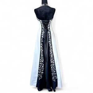 Masquerade Black & White Embroidered Halter Corset-Back Gown Sz 7/8